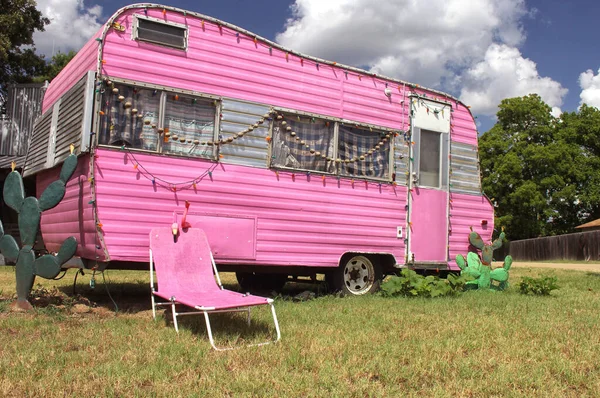 Przyczepa Pink Travel Krzesłem Kaktusami Niebieskim Niebem Chmurami — Zdjęcie stockowe