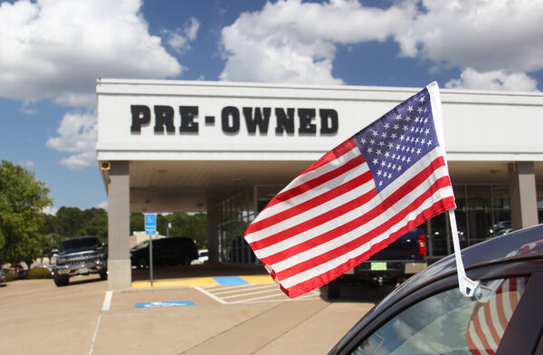Автомобильный дилер с американским флагом
