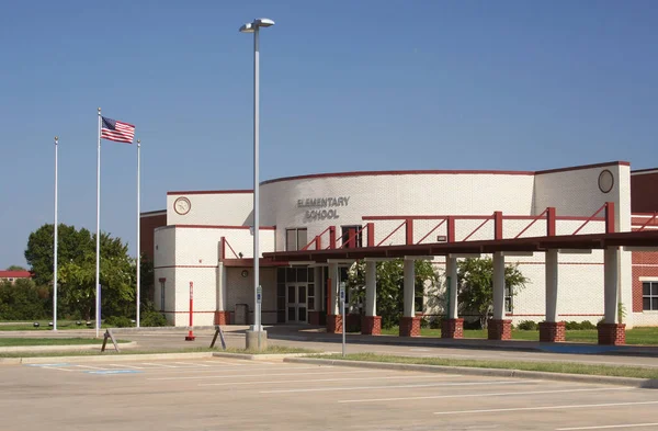 悬挂美国国旗的小学大楼 — 图库照片