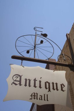 Antika Bisikletli Antik Alışveriş Merkezi Tabelası