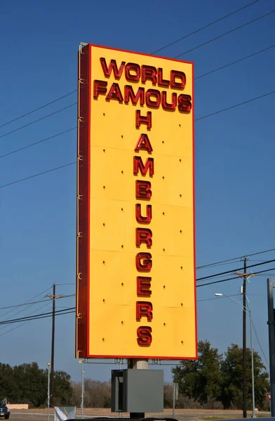 Signo de restaurante Hamburguesas famosas del mundo con cielo azul —  Fotos de Stock
