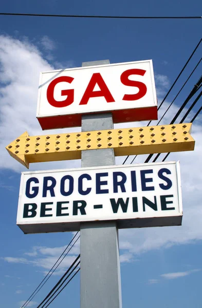 Señal de Gas, Cerveza y Abarrotes con Cielo Azul y Nubes en Fondo —  Fotos de Stock