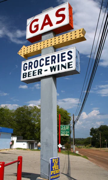 Panneau gaz, bière et épicerie avec ciel bleu et nuages en arrière-plan — Photo