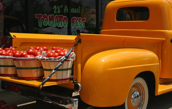 Camión Amarillo Antiguo Con Cestas Tomates Rojos —  Fotos de Stock