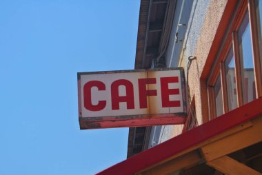 Çatı Yapımı Üzerine Restoran Tabelası