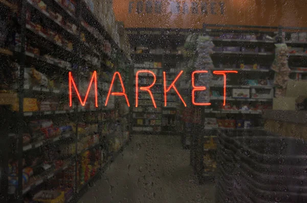 Neon Market Sign Wet Window Blurred Market Background — Zdjęcie stockowe