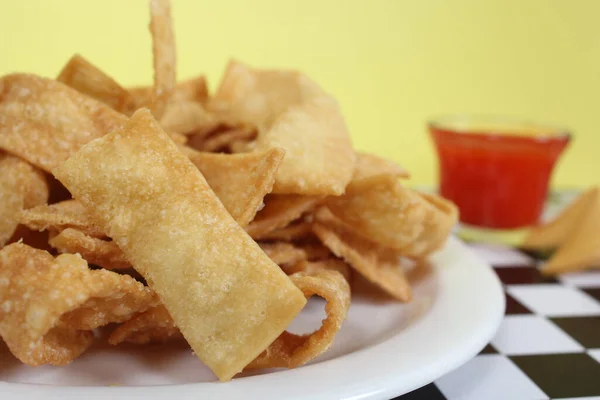 Gefrituurde Chinese Wonton Snack Chips Geserveerd Bij Aziatisch Restaurant — Stockfoto