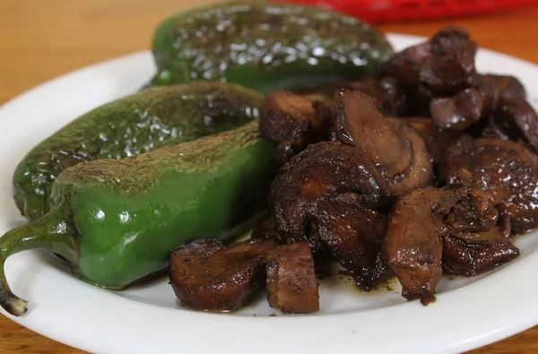 Gebratene Grüne Jalapeño Paprika Mit Champignons — Stockfoto