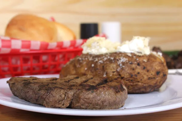 Sirloin Steak Pečenými Bramborami Čerstvými Závitky — Stock fotografie