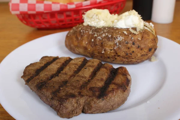 Bife Lombo Com Batata Assada Rolos Frescos — Fotografia de Stock