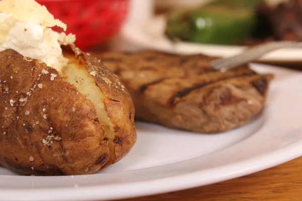 Steak Surlonge Avec Pommes Terre Four Petits Pains Frais Arrière — Photo