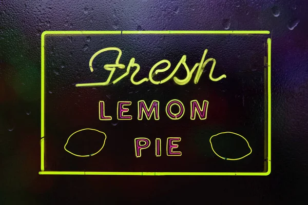 Neon Fresh Lemon Pie Sign Verregneten Fenster — Stockfoto