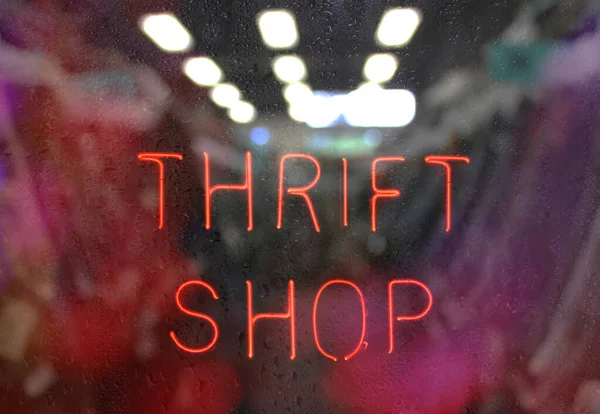 Vintage Neon Thrift Shop Schild Nassen Fenster — Stockfoto