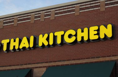 Tai Mutfağı tabelası. Binanın yan tarafındaki genel tabela, restoranda pişirilen yemek çeşidi. Restoranın sahibi ailenin adı verilmiş..