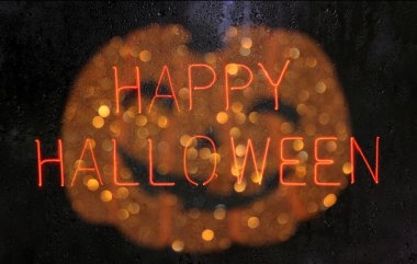 Arka planda Bokeh Jack O Lantern ve ıslak pencereli Mutlu Cadılar Bayramı tabelası
