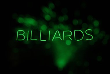 Bar Penceresinde Neon Bilardo Salonu Tabelası