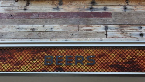 Bierbord Rustiek Gebouw Lokaal Restaurant Sign — Stockfoto