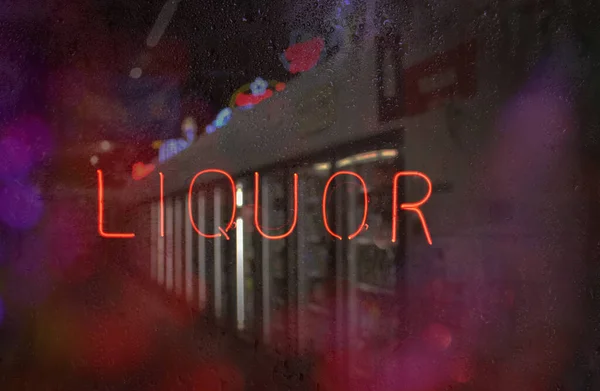 Neon Liquor Bejelentkezés Nedves Ablak — Stock Fotó