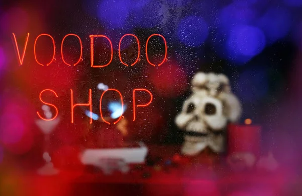 Magasin Voodoo Connecter Rainy Window Avec Crâne Flou — Photo