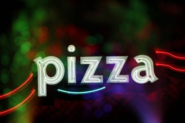 Restoran cephesinde Neon Pizza tabelası