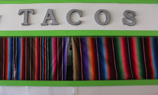 Soporte Tacos Cerrado Con Cortinas Colores — Foto de Stock