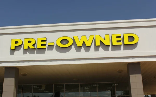 Żółty Pre Owned Sign Car Dealership — Zdjęcie stockowe