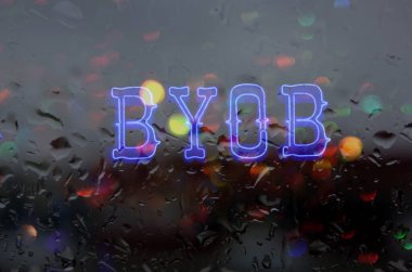 Neon yağmurlu pencere resmi, BYOB - Kendi biranızı veya içeceğinizi getirin,