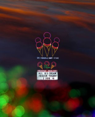 Çoklu Resim Neon Fotoğraflı Dondurma İşareti Gün batımıyla