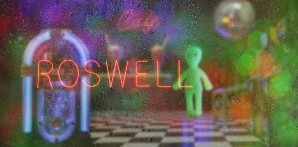Neon Roswell Teken Met Wazig Cafe Achtergrond — Stockfoto