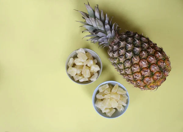 Ananas Biologique Frais Séché Sur Fond Jaune Gros Plan — Photo