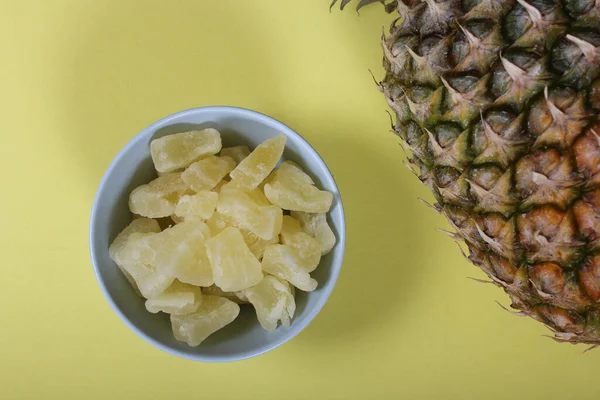 Čerstvý Sušený Organický Ananas Žlutém Pozadí Closeup — Stock fotografie