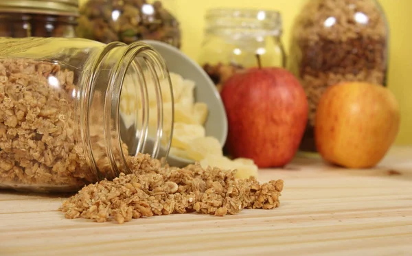 Mel Orgânico Com Granola Abacaxi Seco Maçãs Cozinha Rústica — Fotografia de Stock