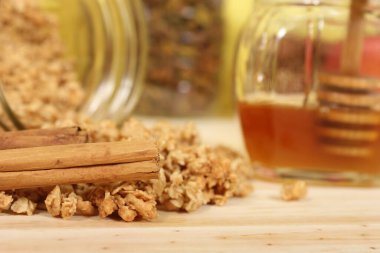 Bal on Dipper Granola ve Tarçın ile