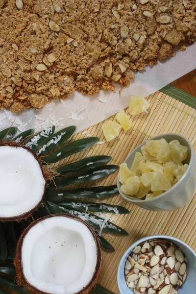 Coco Granola Con Piña Seca Almendras —  Fotos de Stock