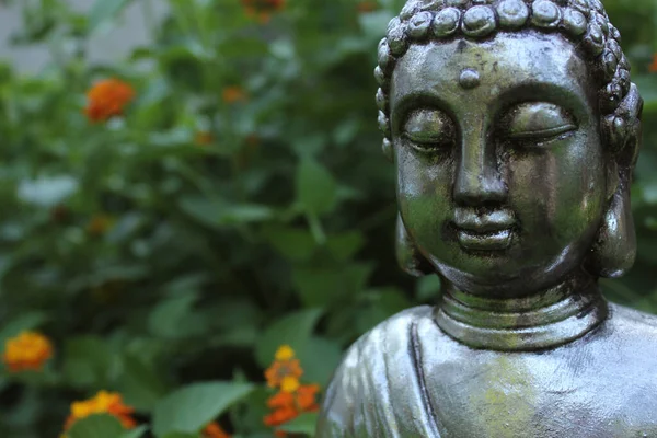 Statue Bouddha Dans Jardin Avec Des Plantes Vertes Arrière Plan — Photo