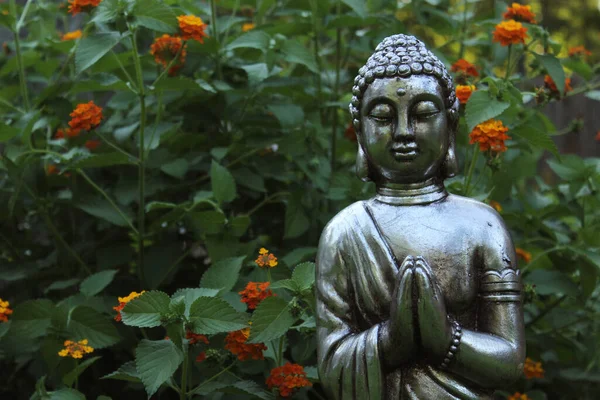 Статуя Будди Саду Зеленими Рослинами Задньому Плані — стокове фото