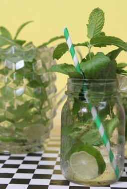 Damalı Masada Taze Mojito Kokteyli