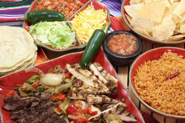 Fajita Pirinç ve Tortilla ile Rustik Ayarlar 'da Akşam Yemeği