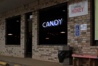 Yerel Bal Tabelası ve Yerel Dükkanda Neon Şekeri Tabelası