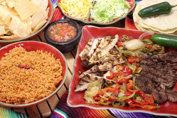 Cena Fajita Con Arroz Tortillas Entorno Rústico — Foto de Stock