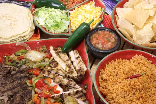 Cena Fajita Con Arroz Tortillas Entorno Rústico — Foto de Stock