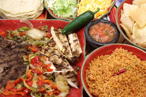 Fajita Dinner Mit Reis Und Tortillas Rustikalem Ambiente — Stockfoto