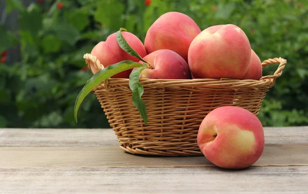 Mand Met Verse Biologische Perziken Tafel Boerenmarkt — Stockfoto