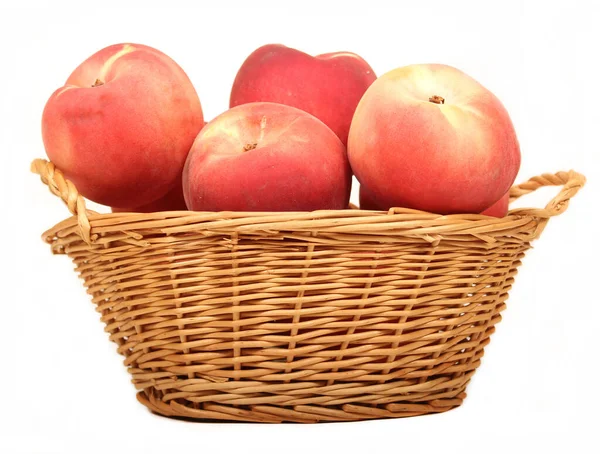 Frische Pfirsiche Weidenkorb Auf Weißem Hintergrund — Stockfoto