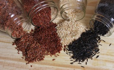 Kahverengi pirinç ve Himalaya kırmızısı ile Tahta Masa üzerinde Kara Yaban Pirinci