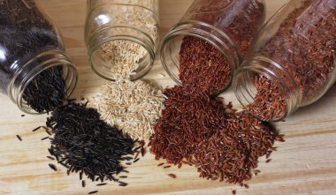 Kahverengi pirinç ve Himalaya kırmızısı ile Tahta Masa üzerinde Kara Yaban Pirinci