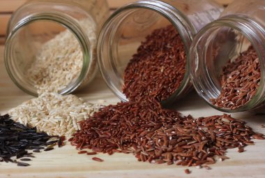 Kahverengi pirinç ve Himalaya kırmızısı ile Tahta Masa üzerinde Kara Yaban Pirinci