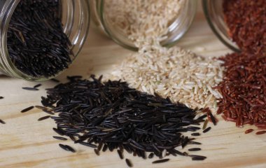 Kahverengi pirinç ve Himalaya kırmızısı ile Tahta Masa üzerinde Kara Yaban Pirinci