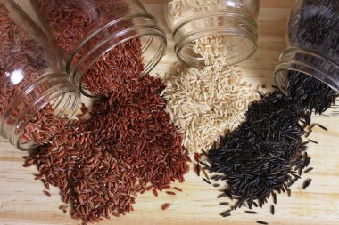 Kahverengi pirinç ve Himalaya kırmızısı ile Tahta Masa üzerinde Kara Yaban Pirinci