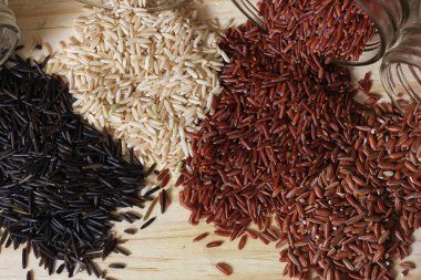 Kahverengi pirinç ve Himalaya kırmızısı ile Tahta Masa üzerinde Kara Yaban Pirinci
